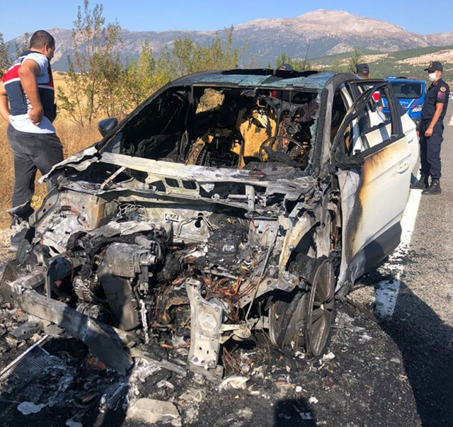 Denizli'de sıfır diye aldıkları otomobil ikaz bile vermeden alev alev yandı! - Resim: 0