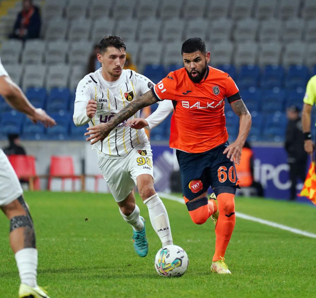 Başakşehir, İsntabulspor'u devirdi! Üç puanı 2 golle aldı - Resim: 1