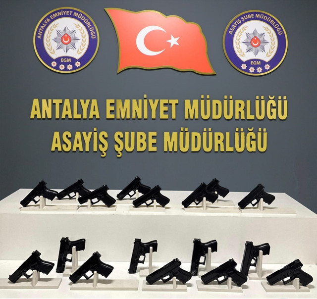 Antalya'da "dur" ihtarına uymayan sürücünün aracından neler çıktı neler - Resim: 0