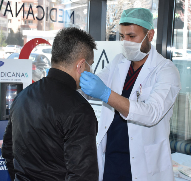 Sivas'ta koronavirüsü yenip alkışkarla dönen hemşire: Hiç üzülmedim - Resim: 1