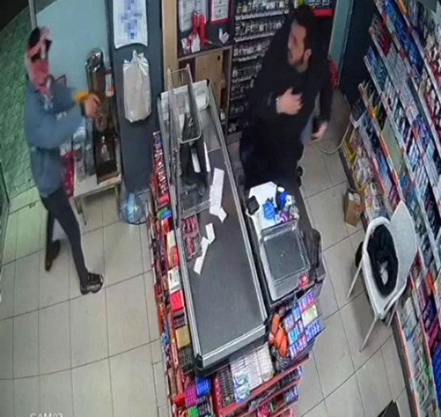Market çalışanına dehşeti yaşattı! Giydiği ayakkabı ele verdi silahlı soyguncu yakalandı! - Resim: 0