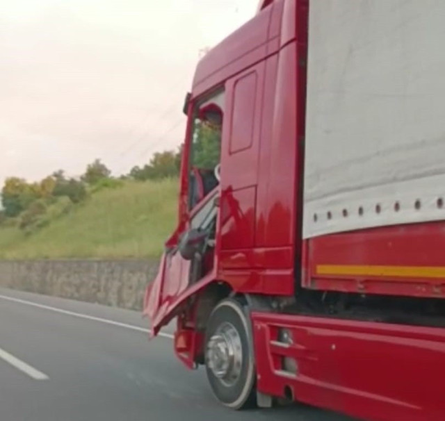 Kopan tır kapısını, emniyet kemeriyle bağlayarak yolculuk yaptı - Resim: 0