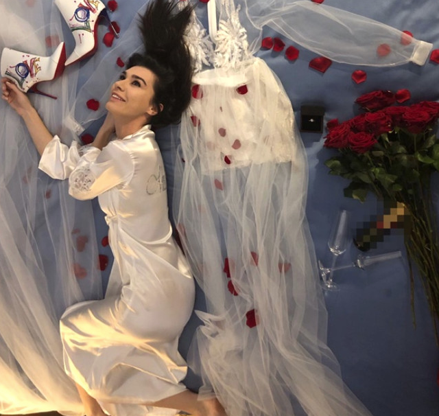 Sinan Akçıl'la evlenen Burcu Kıratlı'nın yatakta gecelikli pozları olay oldu - Resim: 2