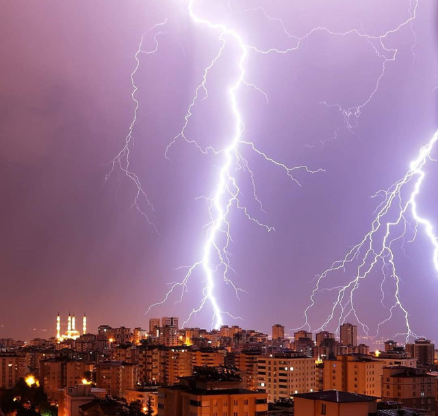 Kahramanmaraş'ta çakan şimşekler geceyi gündüze çevirdi - Resim: 1