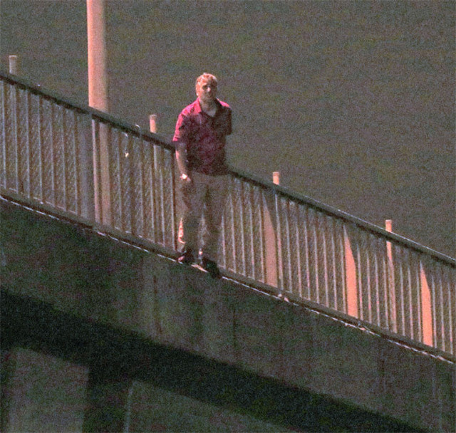 Adana'da 'kul hakkı yedim' deyip nehre atlamaya çalışan şahsı polis kurtardı - Resim: 0