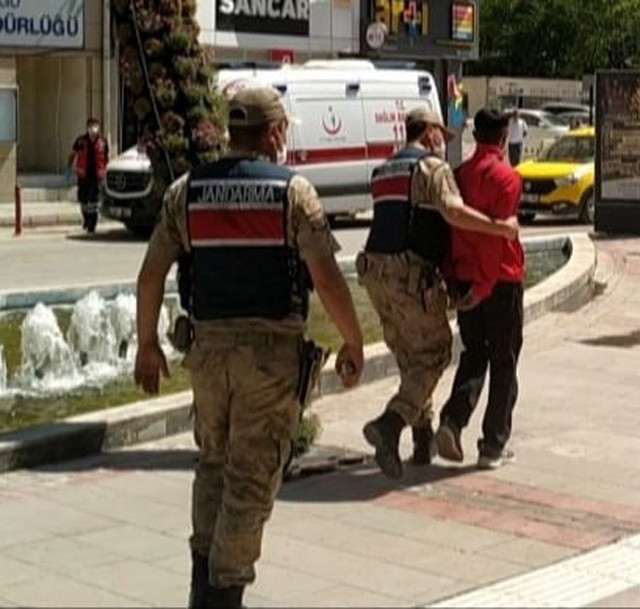 Elazığ'da güzel tesadüf! Kadını döven şahıs yoldan geçen jandarmaya yakalandı - Resim: 0