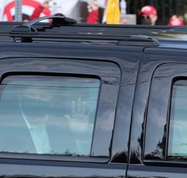 Trump'tan hastane önündeki destekçilerine sürpriz - Resim: 1