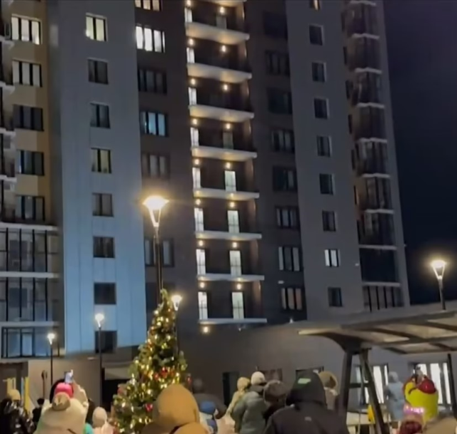 Noel Baba, 24. kattan düşerek öldü! Herkes şov zannetti - Resim: 1