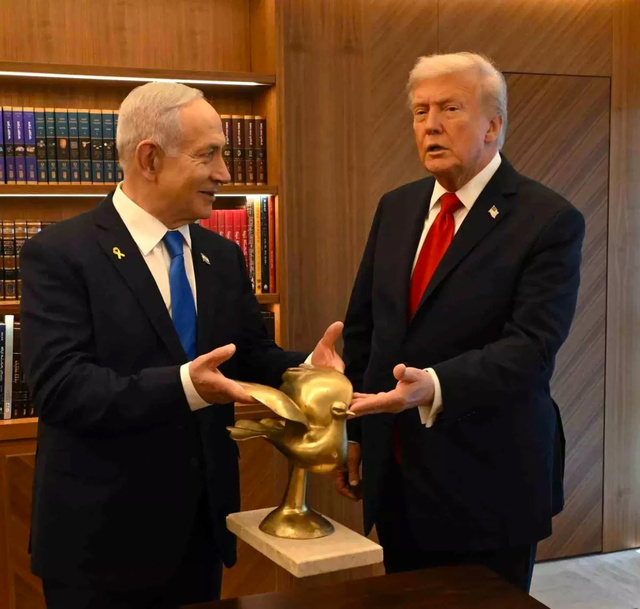 Netanyahu'dan Trump'a 'Altın Güvercin' hediyesi - Resim: 0