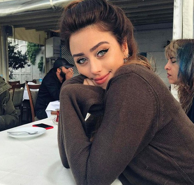 Zeynep Alkan Şeyma Subaşı'ya özendi! Yatakta amuda kalktığı poz olay oldu  - Resim: 3