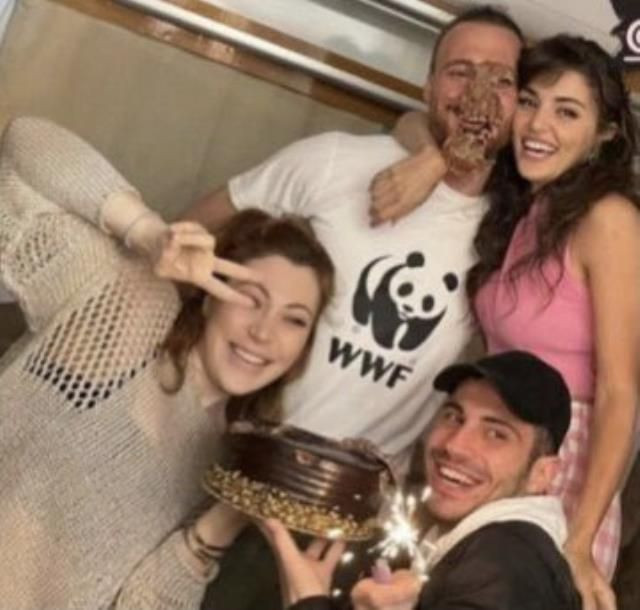 Hande Erçel Kerem Bürsin'in yüzünü pastaya buladı eğlenceli doğum günü kutlaması - Resim: 3