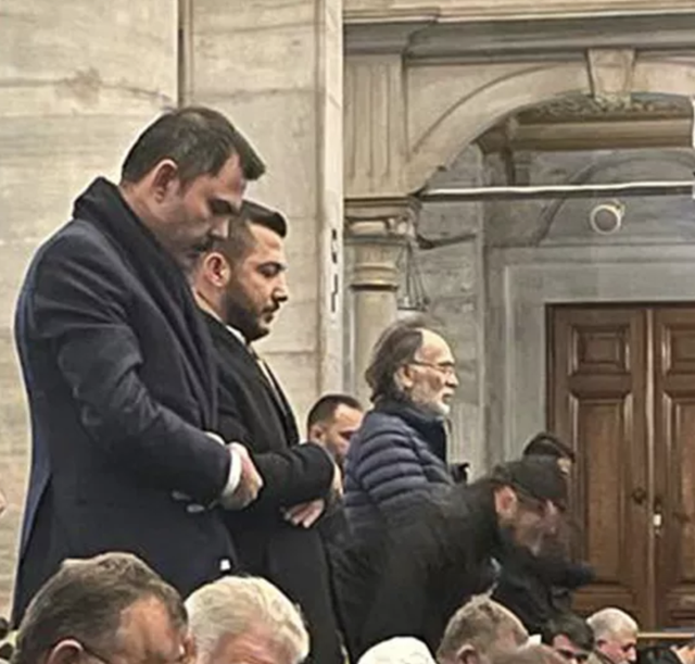 Murat Kurum Eyüp Sultan'da sabah namazı kıldı! Ulaşım ve kentsel dönüşüm mesajı verdi - Resim: 0