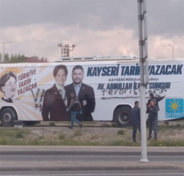 İYİ Parti seçim otobüsüne "teröristler" yazdılar! Kayseri'de suç duyurusu... - Resim: 0