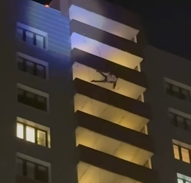 Noel Baba, 24. kattan düşerek öldü! Herkes şov zannetti - Resim: 0