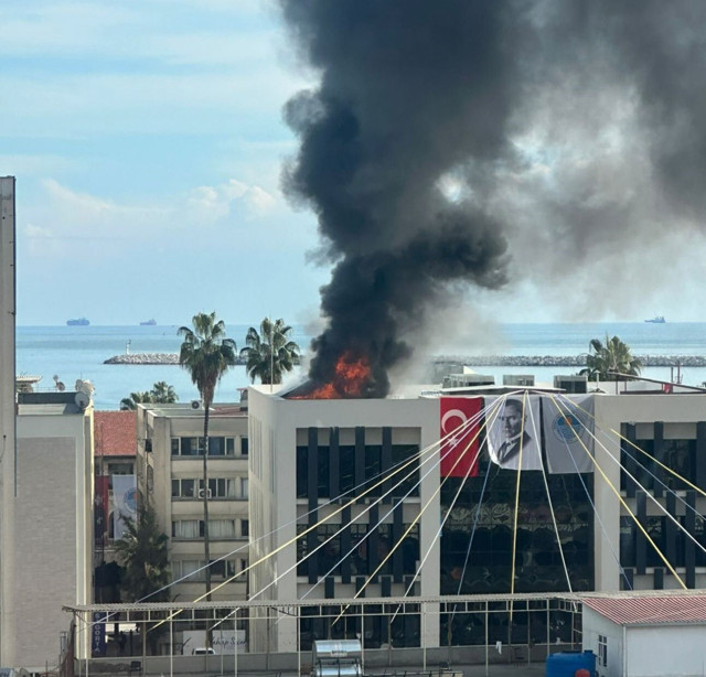 Mersin'de açılıştan 15 dakika sonra binadan alevler yükseldi - Resim: 0