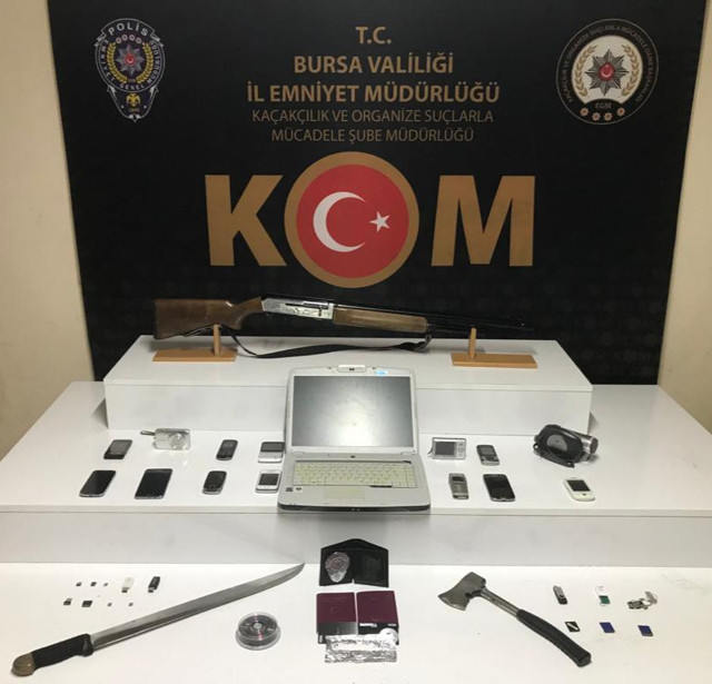 Bursa'da internetten tanıştılar müstehcen fotoğraflarla şantaj yaptılar polis enseledi - Resim: 1