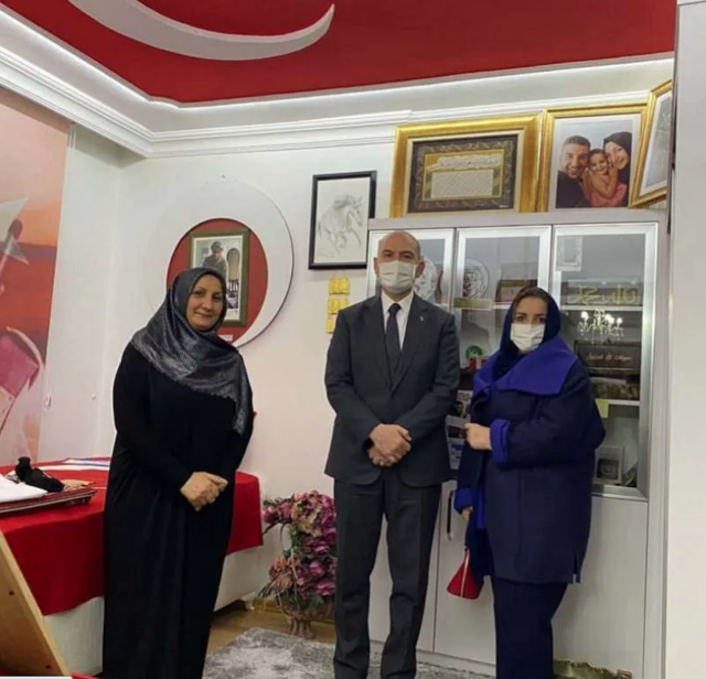 İçişleri Bakanı Süleyman Soylu tabuta sığmayan şehidin seccadesinde namaz kıldı - Resim: 1