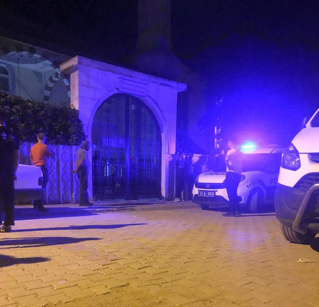 Elazığ'da cami avlusunda 2 çocuk babasının cesedi bulundu - Resim: 0