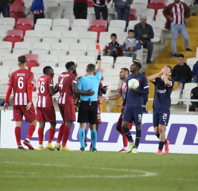 Ali Şaşal Vural 90+2’de penaltı kurtardı! Sivasspor puanı kaptı - Resim: 0