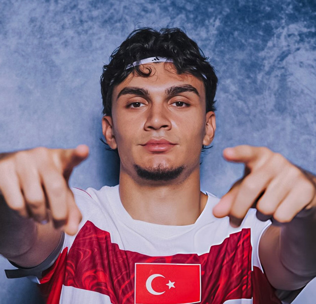 Galatasaray 3 transfer birden yapacak! "Oldu gibi" deyip isimleri a&ccedil;ıkladı: Santrfor 22 yaşında ve 1.92 boyunda - Resim: 0
