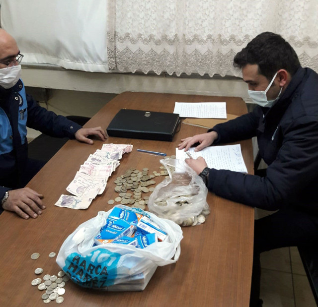 Sivas'ta yakalanan dilencilerin topladığı paralar ekmeğin içinden çıktı - Resim: 0