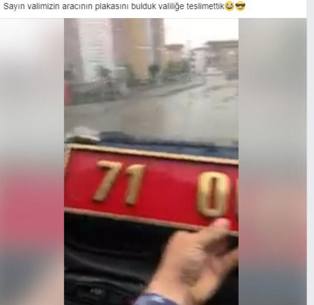 Valinin makam aracının düşen plakasını bulup, teslim etti - Resim: 0