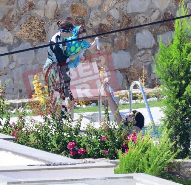 Fahriye Evcen ve Burak Özçivit Karan bebek ile beraber tatilde böyle görüntülendi! - Resim: 4