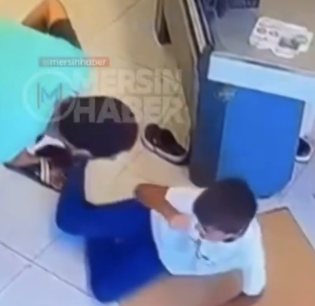 Mersin'de markette çocuğa akılalmaz şiddet! - Resim: 0