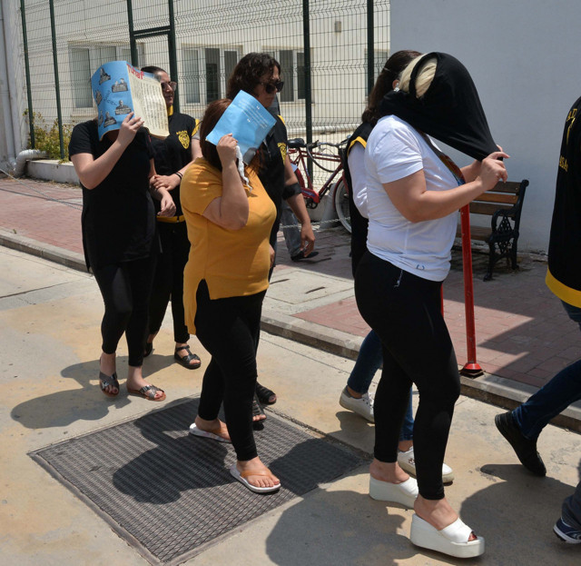 Çete kimsesiz ve maddi durumu olmayan kadınları kandırmışlar - Resim: 1