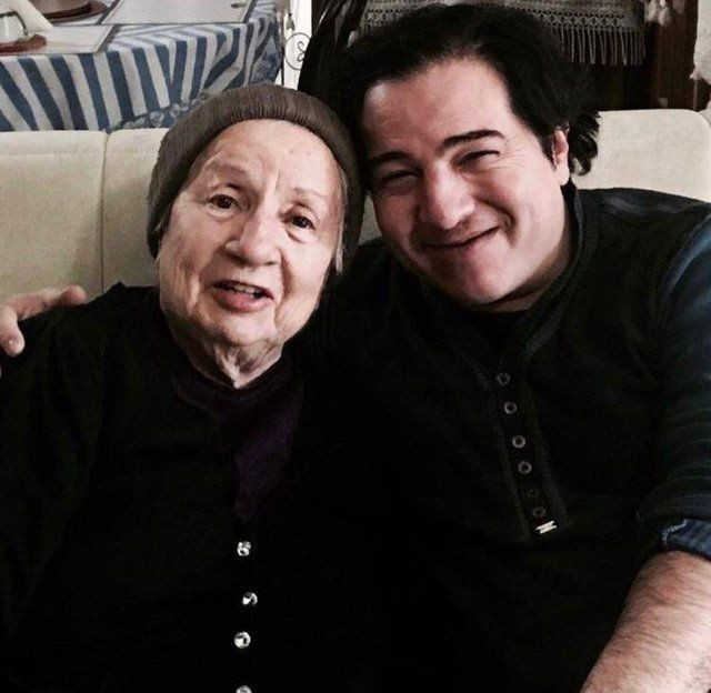 Anneler Günü pozuyla herkesi üzüntüye boğdu! İbrahim Tatlıses İclal Aydın Celil Nalçakan paylaştı - Resim: 1