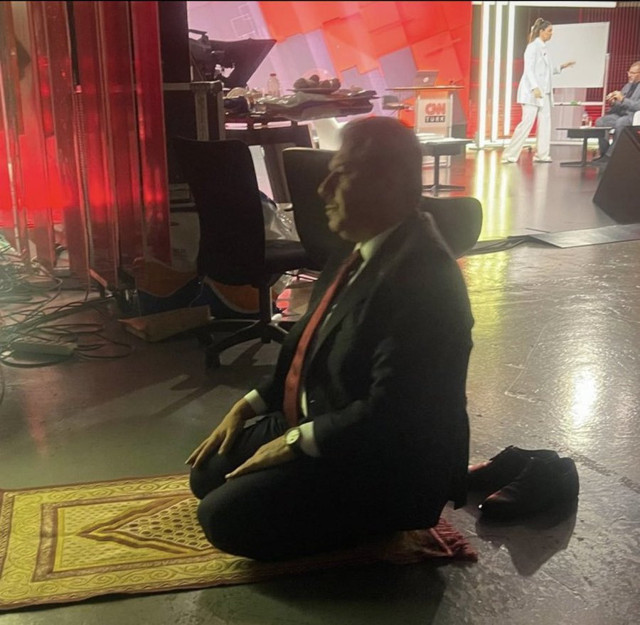 Tevfik Göksu'nun, stüdyoda namaz görüntüsünü bakın kim sızdırdı! Ahmet Hakan'dan 'namaz' savunması - Resim: 0