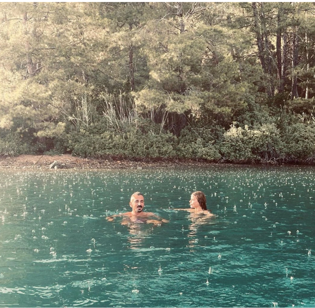 Yağmurda denize giren Simge Sağın, bikinili pozlarıyla nefes kesti! - Resim: 0