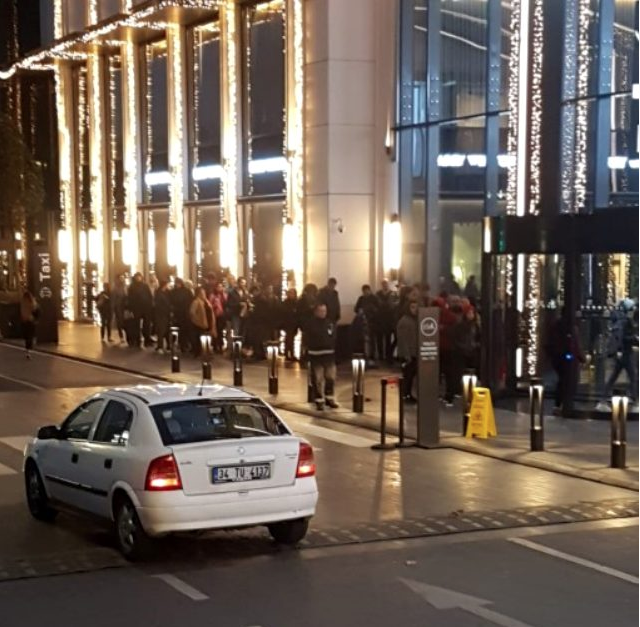 'Efsane Cuma' kuyruğu: 1500 TL'ye inen ayakkabı için geceden sıraya girdiler - Resim: 0