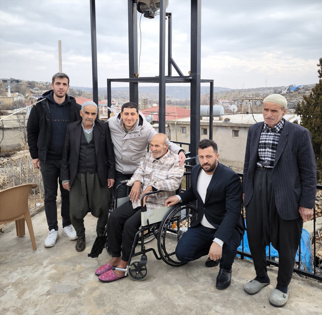 Diyarbakır'da bedensel engelli kişinin asansör ihtiyacını belediye karşıladı - Resim: 1