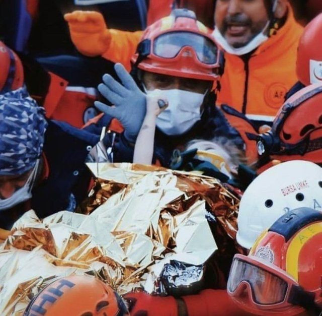 Enkazdan 65 saat sonra çıkarılan 3 yaşındaki Elif için bakın neler yazdılar - Resim: 3