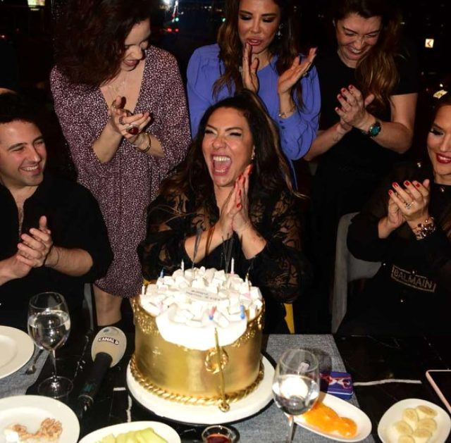 Işın Karaca sevgilisi Can Yapıcıoğlu'nu öpücüklere boğdu yeni yaşını kutladı - Resim: 2