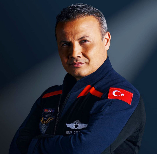Türkiye'nin ilk uzay yolcusu Alper Gezeravcı giyeceği üniformadaki armaların detaylarını açıkladı - Resim: 0