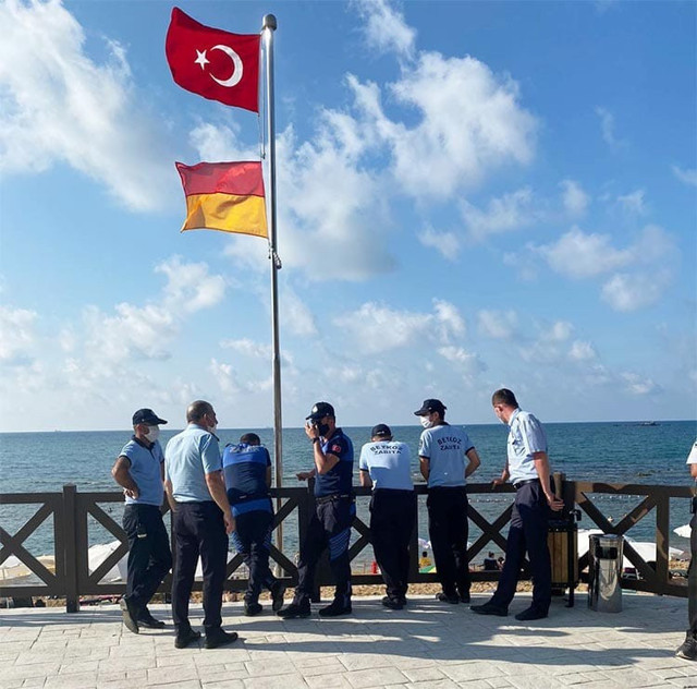 Riva'da Beykoz ile Büyükşehir zabıtaları arasında 'bayrak' gerginliği - Resim: 0