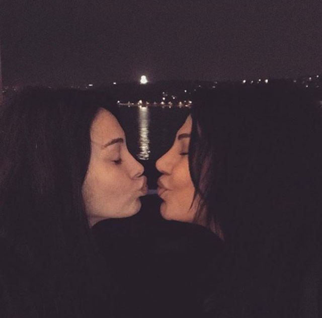 Tuvana Türkay'ın bir kadınla dudak dudağa öpüştüğü anlar olay oldu  - Resim: 3