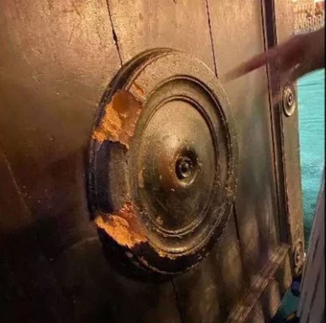 Ayasofya Camii'nde yeni skandal! Kırılan kapıdan sonra tarihi Su Haznesi ayakkabılık oldu - Resim: 1