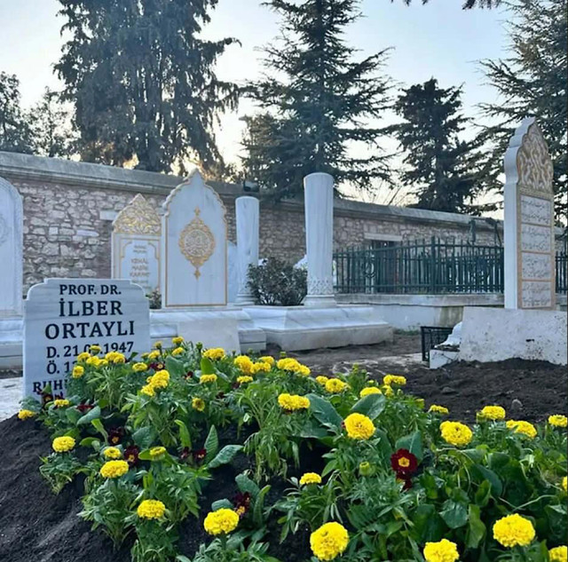 İlber Ortaylı&rsquo;nın mezarı ziyarete kapalı! Ailesinden a&ccedil;ıklama - Resim: 0