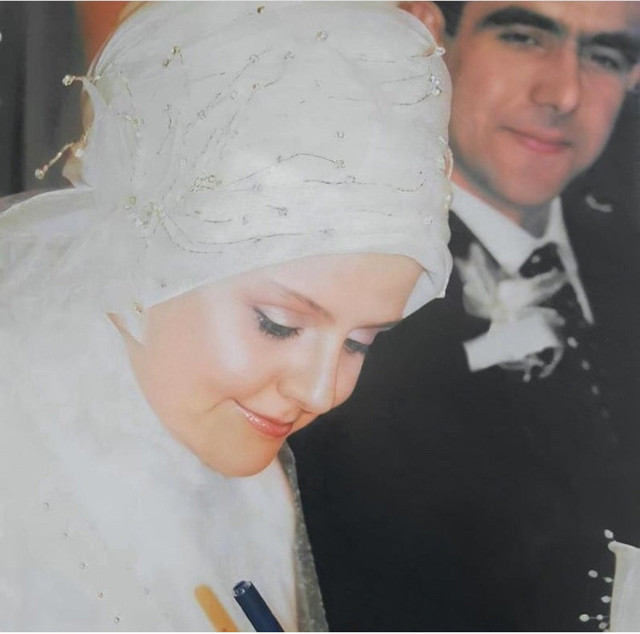 Bakan Zehra Zümrüt Selçuk'un fotoğraflı evlilik yıl dönümünü paylaşımlarına beğeni yağdı - Resim: 0