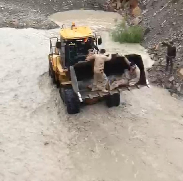 Hakkari'de askeri araç Zap suyuna uçtu! 9 yaralı asker kepçe yardımı ile çıkarıldı - Resim: 0