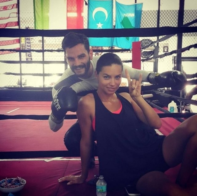 Adriana Lima fotoğraf paylaştı instagram sallandı - Resim: 1