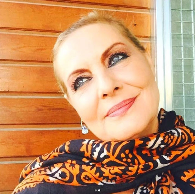 Müşerref Akay canlı yayında o siyasetçiye öpücük yolladı!  - Resim: 3