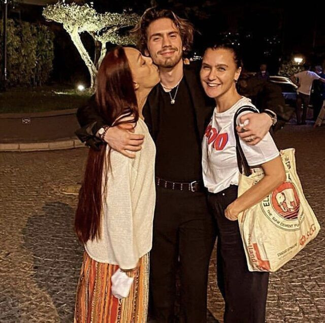 Sadakatsiz'in yıldızı Tarık Emir Tekin annesi Yasak Elma'nın başrolü Şevval Sam'la paylaştı - Resim: 4