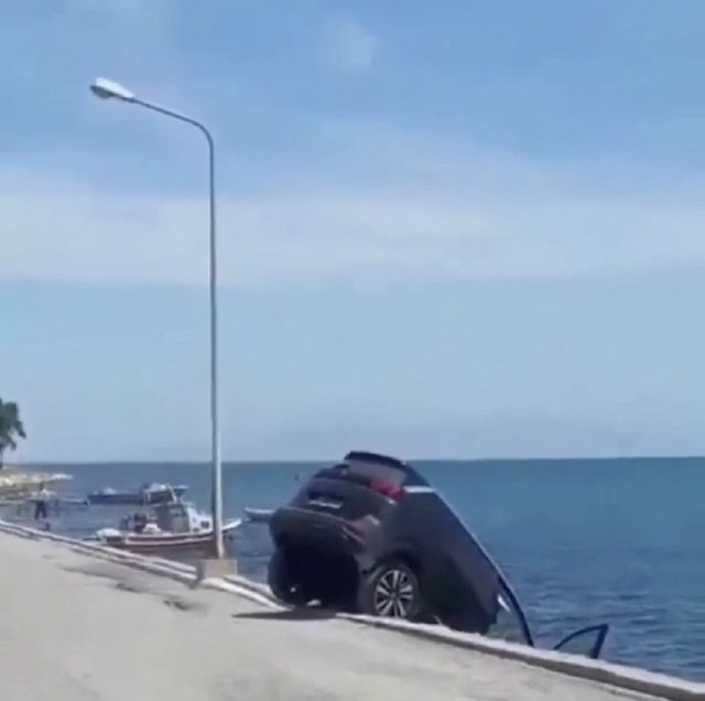 İnanılmaz olay! İzmir’de bir kişi kiraladığı lüks cipi denize attı işte o anlar - Resim: 1