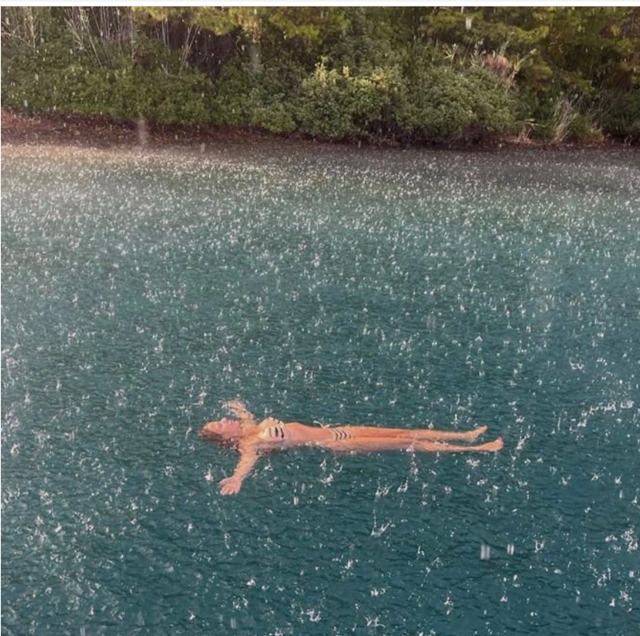 Yağmurda denize giren Simge Sağın, bikinili pozlarıyla nefes kesti! - Resim: 3