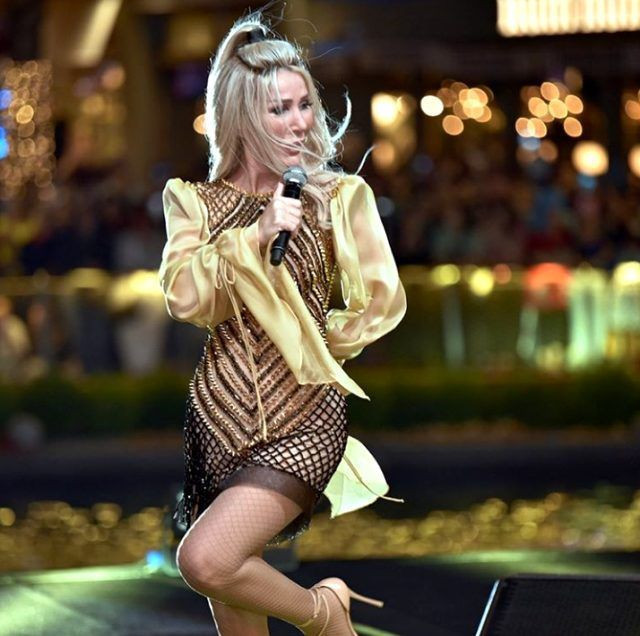 Seda Sayan mini elbisesi ve fiziğiyle hayran bıraktı övgü yağmuruna tutuldu - Resim: 3