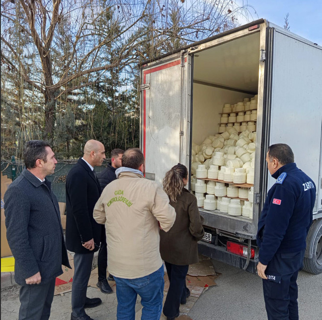 Ankara'da ele geçirilen 9 ton bozuk peynir imha edildi - Resim: 1